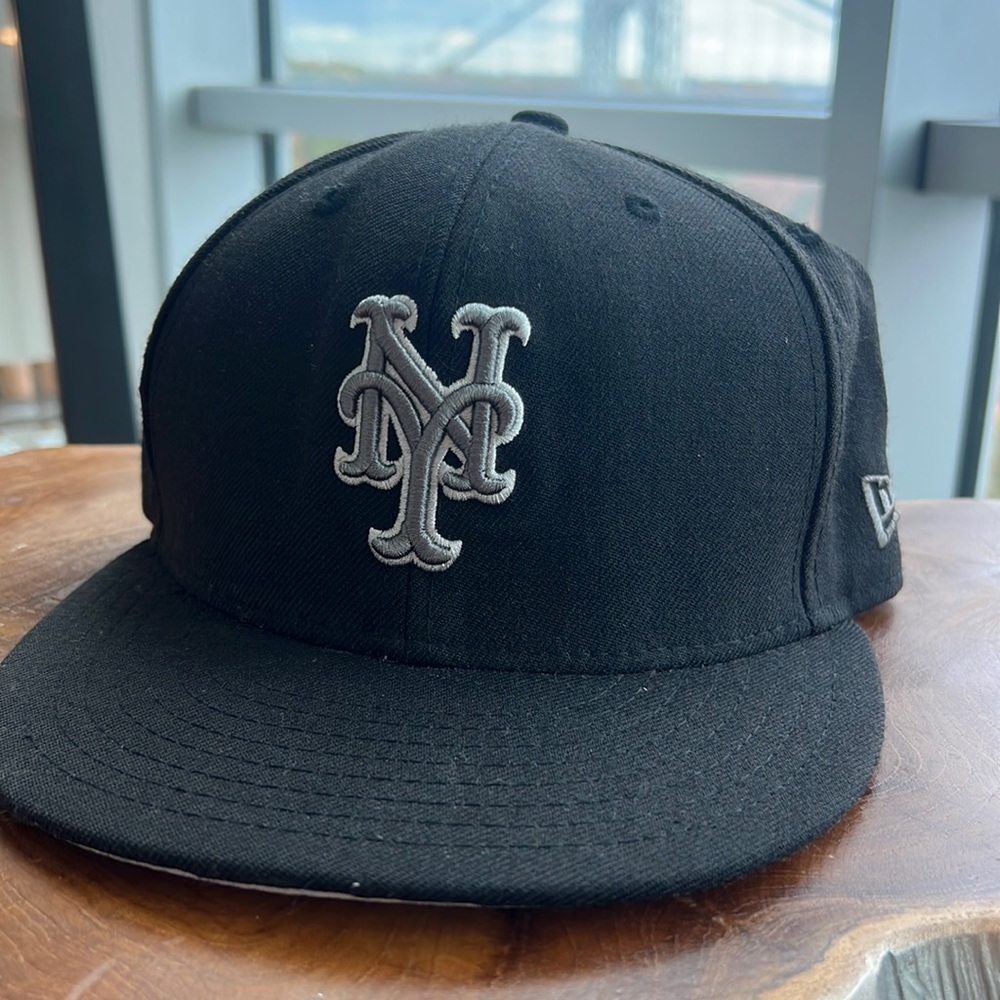 Black New York Mets hat 7/14